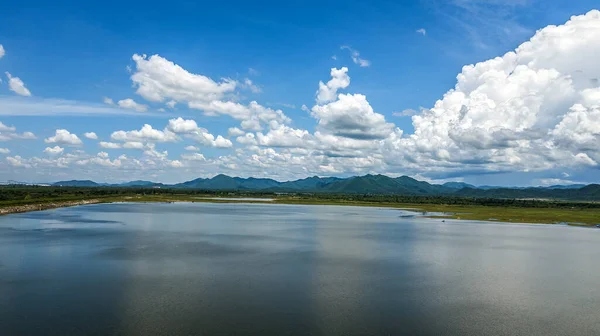 Вид Высоты Птичьего Полета Плотину Водохранилища Красивым Небом Таиланд — стоковое фото