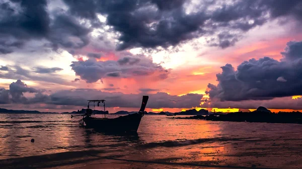 Prachtige Zonsondergang Met Vissersboot Krabi Thailand — Stockfoto