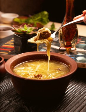 Tavuk suyu spagetti çorbası, köfte ile şehriye çömlek kase.