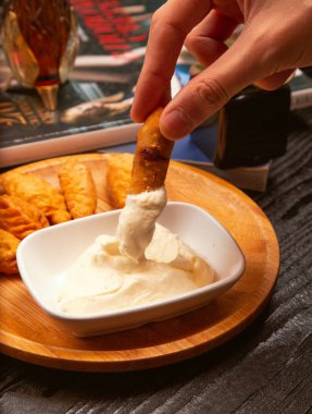 Geleneksel kafkas dushbere daldırma, yoğurt sosu içine gurze.