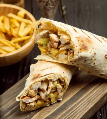 Tavuk durum, lavaş ve patates kızartması ile shaurma.