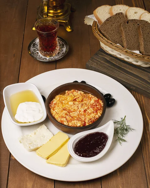 Desayuno turco con miel, nata, aceitunas, mermelada y queso  . — Foto de Stock