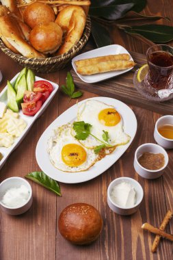 Kızarmış yumurta ile Türk kahvaltısı.