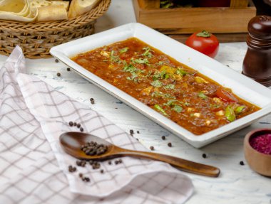 Geleneksel bozbaş, domates soğan soslu et yemeği.