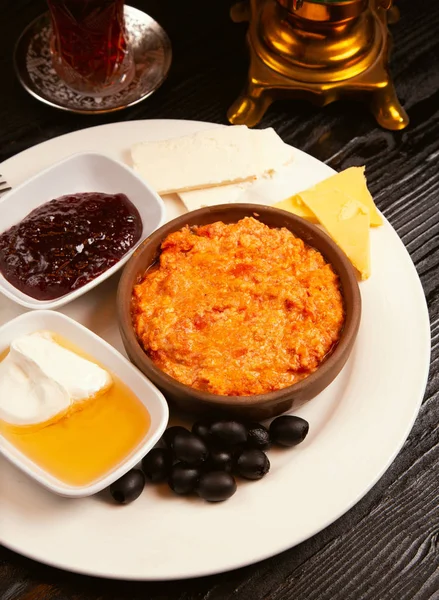 蜂蜜、クリーム、オリーブ、ジャム、チーズのトルコ式朝食メネメン. — ストック写真