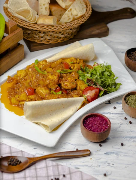 Coliflor asada con brotes, frijoles . — Foto de Stock