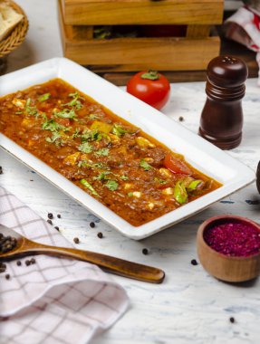 Geleneksel bozbaş, domates soğan soslu et yemeği.