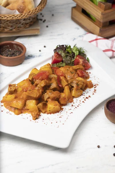 Carne de res rebanadas de estofado en salsa de tomate con cebolla y pimientos . — Foto de Stock