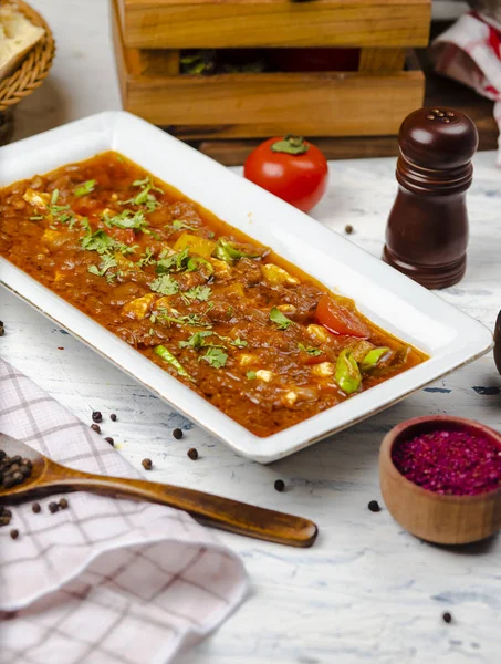 Geleneksel bozbaş, domates soğan soslu et yemeği.