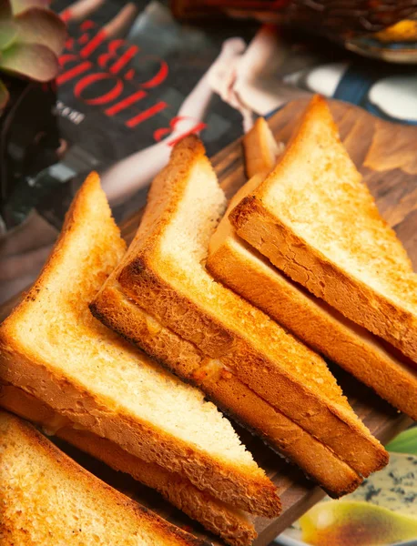 Sanduíches de torradas fritas com salame  . — Fotografia de Stock