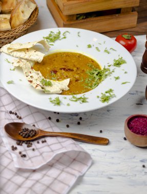 Domates soslu ve sebzeli mercimek çorbası .