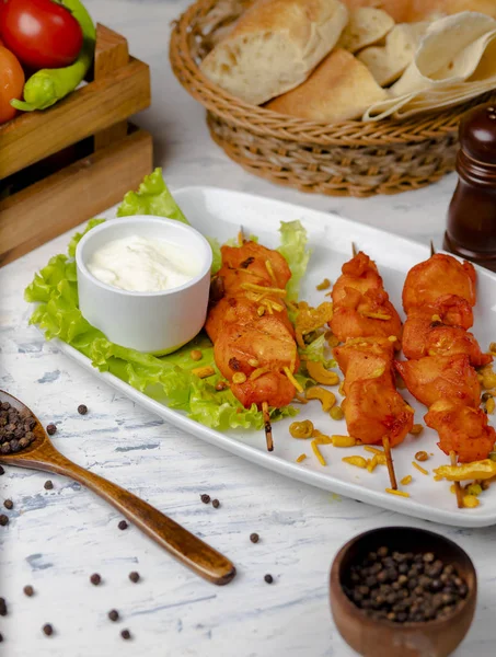 Barbacoa de pechuga de pollo, shish kebab con verduras, hierbas y sumakh  . — Foto de Stock