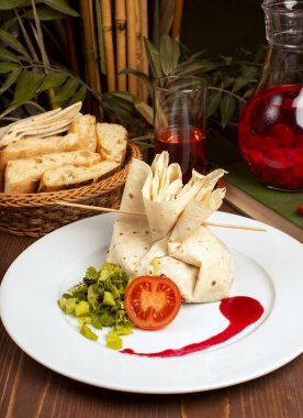 Domates ve sebze ile doldurulmuş lavaş dolu.