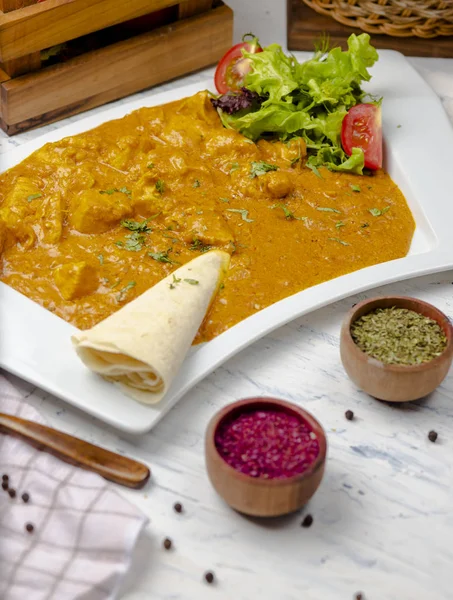 Curry indio con pechuga de pollo y salsa de tomate servida con lavash . — Foto de Stock