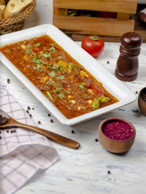 Geleneksel bozbaş, domates soğan soslu et yemeği.