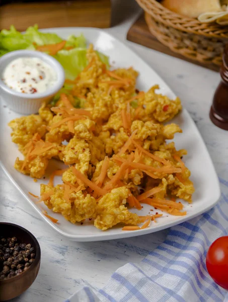 Nuggets de pollo servidos con salsa de yogur de mayonesa . — Foto de Stock