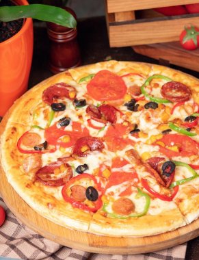 Mozzarella peynirli Pepperoni Pizza.