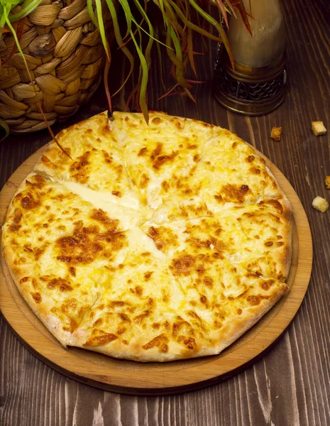 Gürcü peyniri khachapuri imeruli. 