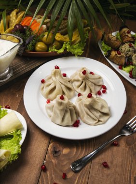 Beyaz tabakta geleneksel gürcü gıda khinkali