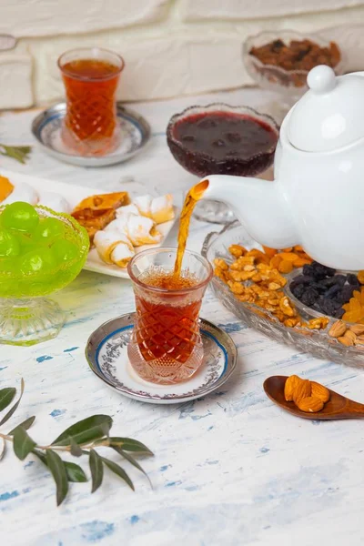 Geleneksel fındık çeşitleri ile çay seti.