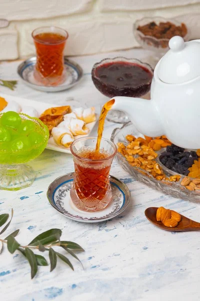 Set de té con variedades de frutos secos tradicionales . — Foto de Stock
