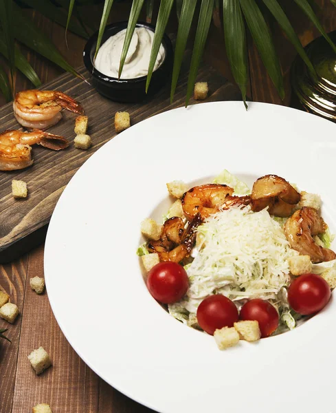 Papaya crevettes salads with tomatoes. — Stock Photo, Image