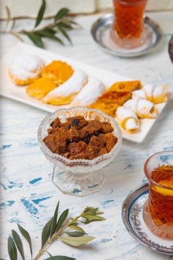 Geleneksel fındık çeşitleri ile çay seti.