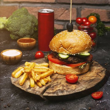 Ev yapımı hamburger sığır eti ile yakın çekim.
