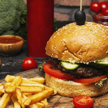 Ev yapımı hamburger sığır eti ile yakın çekim.