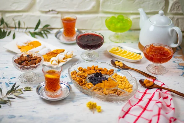 Set de té con variedades de frutos secos tradicionales . — Foto de Stock