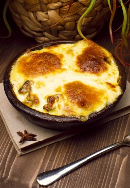 Lazanya, güveç, ya da bir etli pasta.