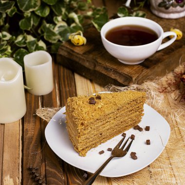 Bal kek, bir fincan çay ile medovik dilim.