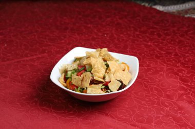 Choban salati, lavaş cipsile domates salatalık salatası. 