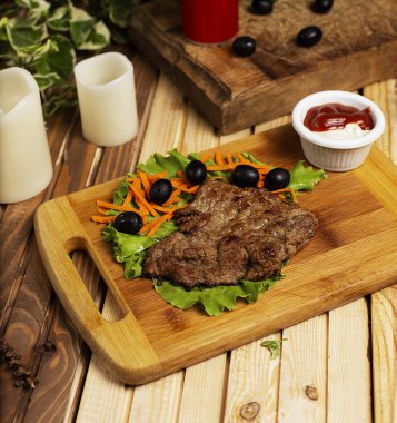 Ketçap mayonez ve sebze salatası ile servis sığır eti ince.