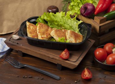 Pirojki, çörekler şeyler ile dolu ve yağ paket kızarmış.