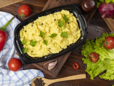 Otlar ve taze maydanoz paket ile patates püresi. 