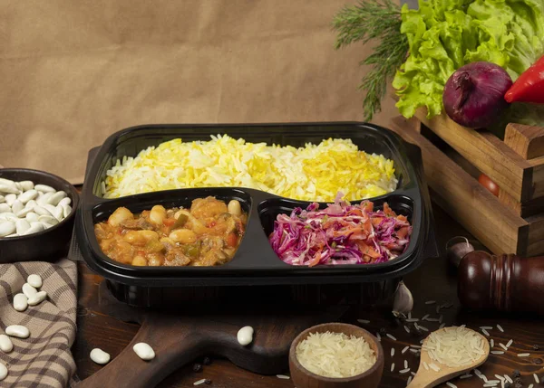 Тушеная говядина с картошкой и каштанами в томатном соусе с рисовым гарниром и салатом из капусты . — стоковое фото
