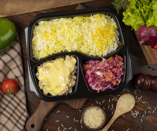 Курица в сливочном сырном соусе с рисовым гарниром и салатом из капусты . — стоковое фото