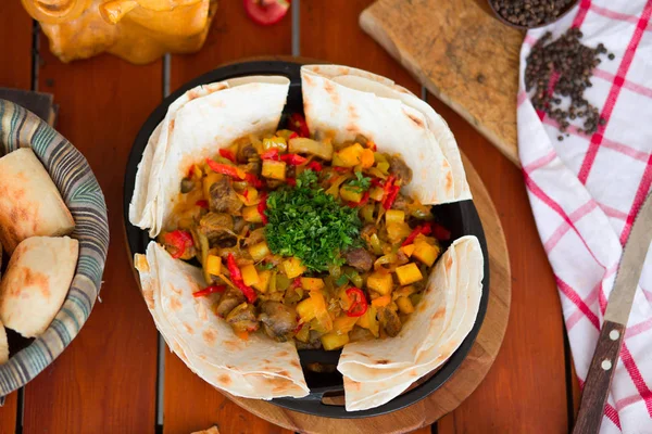 М'ясний рагу з картоплею та подрібненими овочами, подається з лавашем  . — стокове фото