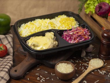 Pirinç garnitür ve lahana havuç salatası paket ile krem eritilmiş peynir sosu Tavuk. 