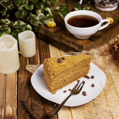 Bal kek, bir fincan çay ile medovik dilim.