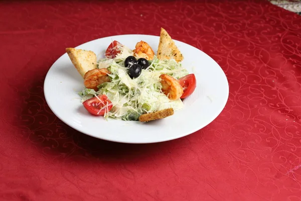 시저 샐러드, 크레베트, 빵 크래커, 라바쉬 칩과 파마산, 양상추, 토마토. — 스톡 사진