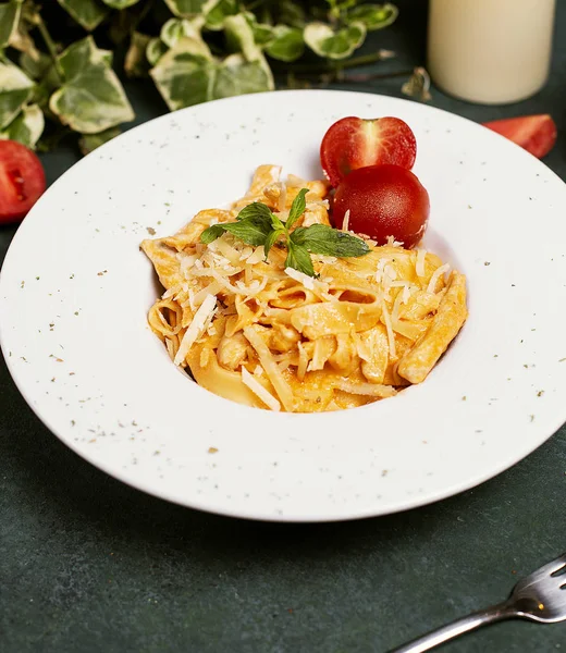 Pasta en salsa de tomate con parmesano picado, tomate y basilic . — Foto de Stock