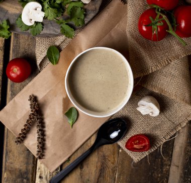 Sebze ile beyaz kapta Kremalı mantar çorbası, üst görünümü. 