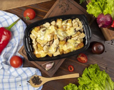 Izgara kavrulmuş sığır eti parçaları ve patates dilimleri krem eritilmiş peynir, tereyağı sosu paket. 