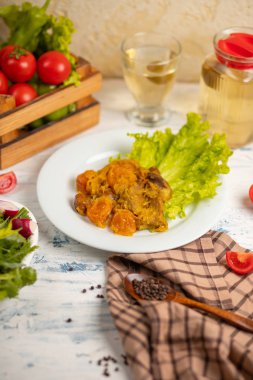 Et sote, sebze ile turshu qovurma.