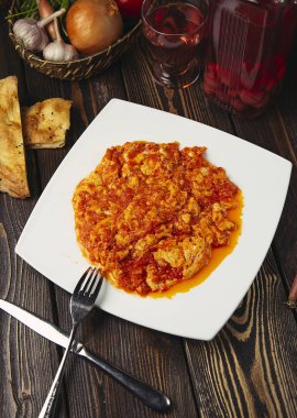 Menemen, soğan lı ve domatesli türk kahvaltısı. 