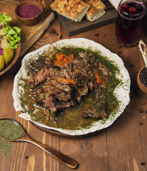 Estofado de carne, turshu govurma con cebolla, hierbas verdes, zanahorias en salsa de caldo  . — Foto de Stock