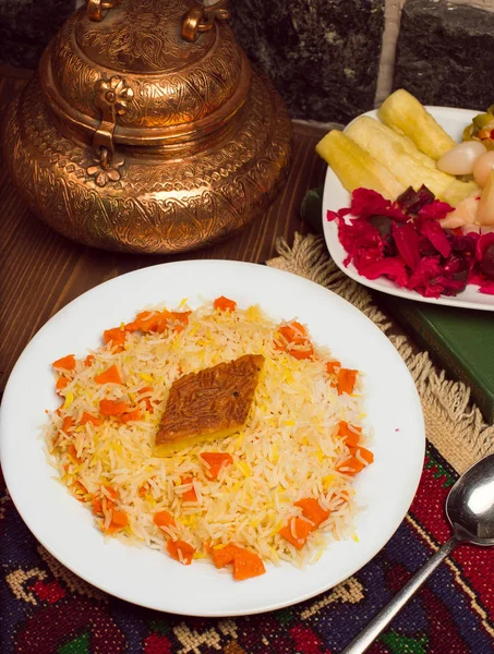 Chigirtma plov, guarnición de arroz con verduras y hierbas . — Foto de Stock