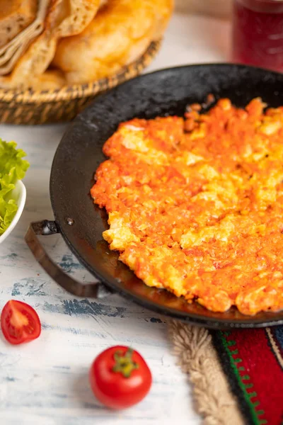 Menemén, omlette de desayuno turco con cebolla y tomates . — Foto de Stock